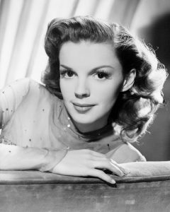Judy_Garland_The_Harvey_Girls_MGM_Publicity_still