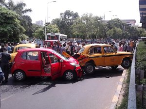 Multiple_Car_Accident_-_Rabindra_Sadan_Area_-_Kolkata_2012-06-13_01320